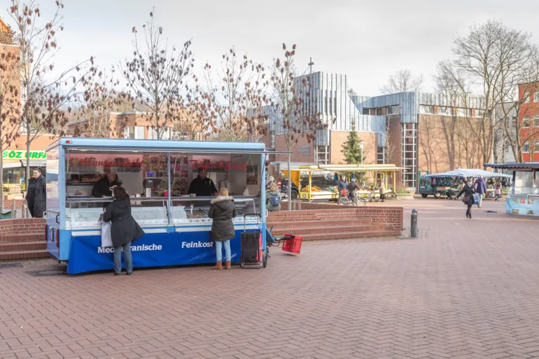 Menschen auf dem Wochenmarkt Roderbruch.
